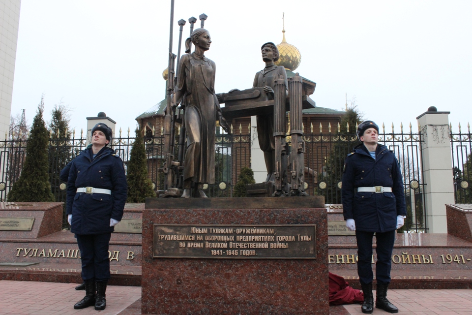 Установка памятника тула. Памятник юным тулякам-оружейникам Тула. Памятник оружейникам в Туле. Памятник возле машзавода Тула.