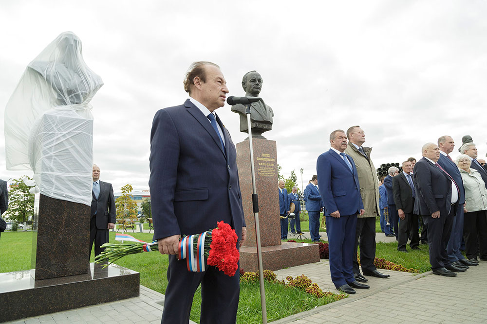 Открыли тулу. Шлиндин Геннадий конструктор. Челябинск аллея славы открытие бюстов. Бюст Патоличева открыли. Бюст Геннадию Селезневу.