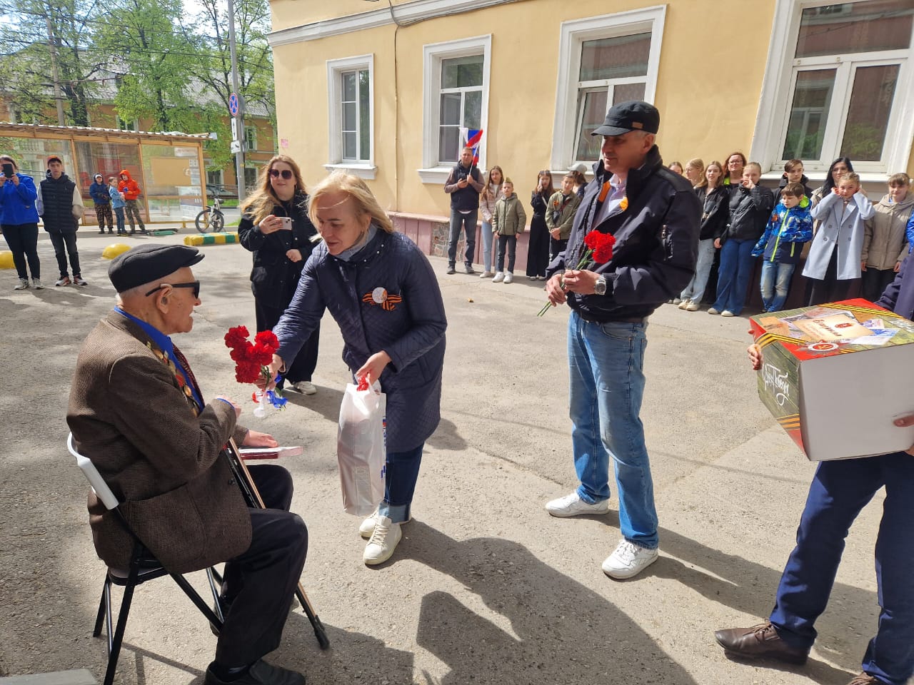 Надежда Козьякова приняла участие в акции «Парад у дома ветерана» |  06.05.2024 | Тула - БезФормата