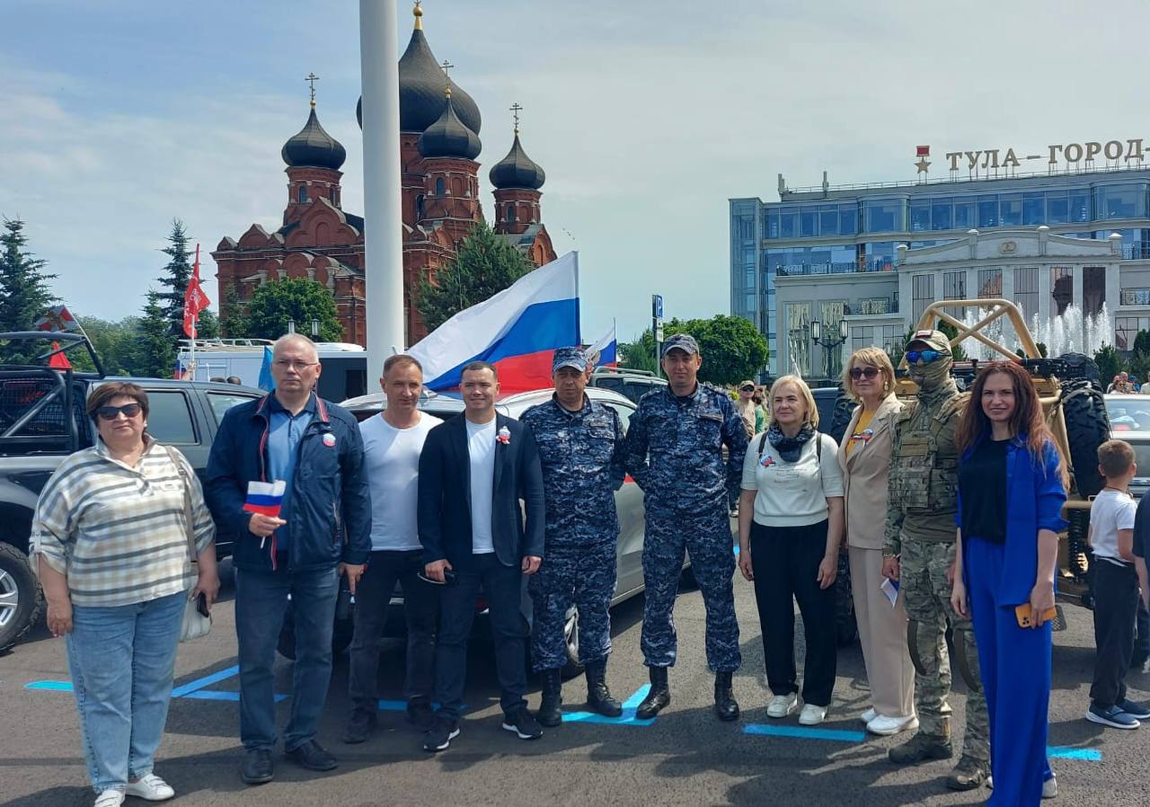 Депутаты Тульской городской Думы в День России приняли участие в флешмобе |  12.06.2024 | Тула - БезФормата