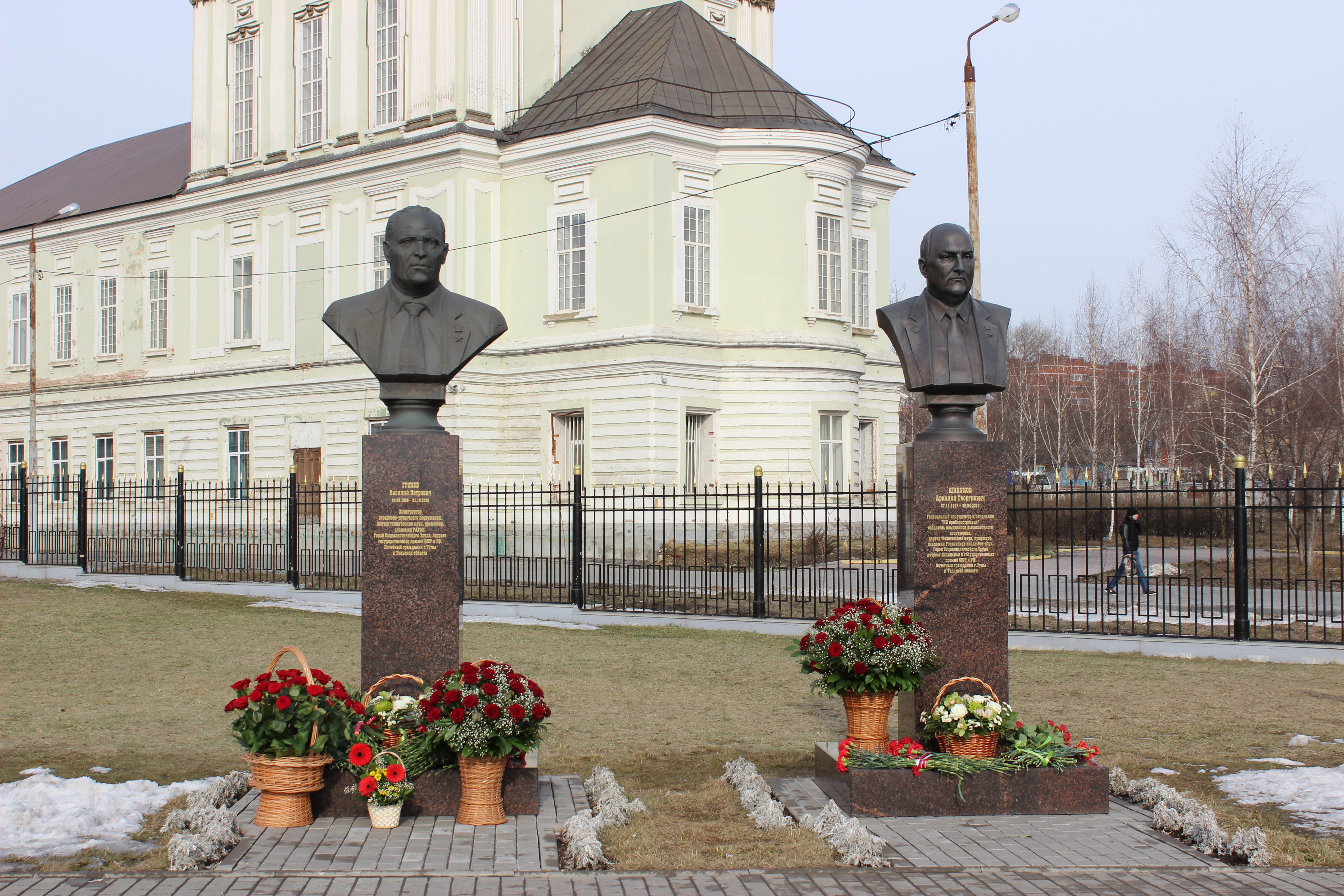 Конструктор грязев. Грязев Тула. Памятник Грязеву в Туле.