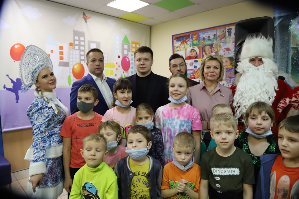 Ольга Слюсарева и депутаты поздравили пациентов «Центра детской психоневрологии» с Новым годом