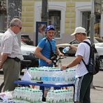 В жару тулякам бесплатно раздали более 6 тысяч бутылок воды