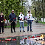 Алексей Ионов возложил цветы к братской могиле в пос. Плеханово