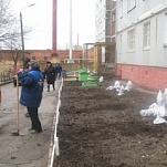 На территории депутата Тульской городской Думы В.В.Дзюбы состоялся субботник.