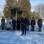 Депутаты возложили цветы к Братскому захоронению на Спасском кладбище