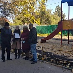 Владимир Суслин принял участие в приемке детской площадки, обустроенной по «Нашему городу»