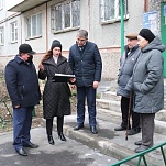 В Центральном округе проинспектировали двор, благоустроенный по проекту «Наш город»