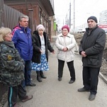 Дмитрий Федотов провел мониторинг асфальтирования тротуара по ул. Пролетарская