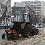 52 единицы техники вывозят снег с городских улиц