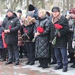 Ольга Слюсарева возложила цветы к монументу воинам, погибшим при освобождении поселка Косая Гора