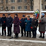 Депутаты возложили цветы к военному мемориалу на Всехсвятском кладбище