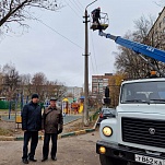 Владимир Суслин провел мониторинг устройства освещения детской площадки 