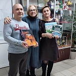 Надежда Козьякова передала книги семье Карцевых