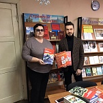 Алексей Ионов передал книги на патриотическую тематику Плехановской библиотеке