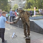 Туляков с Днем города поздравили «живые скульптуры»