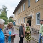 Наталия Сарганова обсудила с жителями пос. Хомяково капремонт в их домах