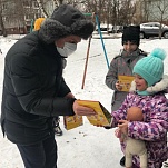 Андрей Гурьянов поздравил с новогодними праздниками юных зареченцев