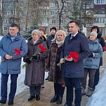 Александр Швыков и Инна Шевелева приняли участие в возложении в Привокзальном округе