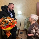 Никита Бурвиков поздравил тулячку с 90-летием