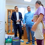 Владимир Глазков передал подарки юным пациентам отделения кардиологии и ревматологии