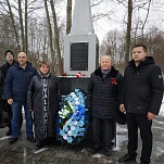 Александр Маринков и Ольга Фадеева возложили цветы к памятникам в Пролетарском округе