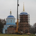 В храме Покрова Пресвятой Богородицы в Романово освятили и установили купол с крестом