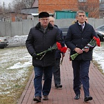 Владимир Абакумов принял участие в возложении цветов к памятному знаку 