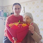 Дарья Герасимова поздравила ветерана Анну Алексеевну Буслаеву со 107-летием